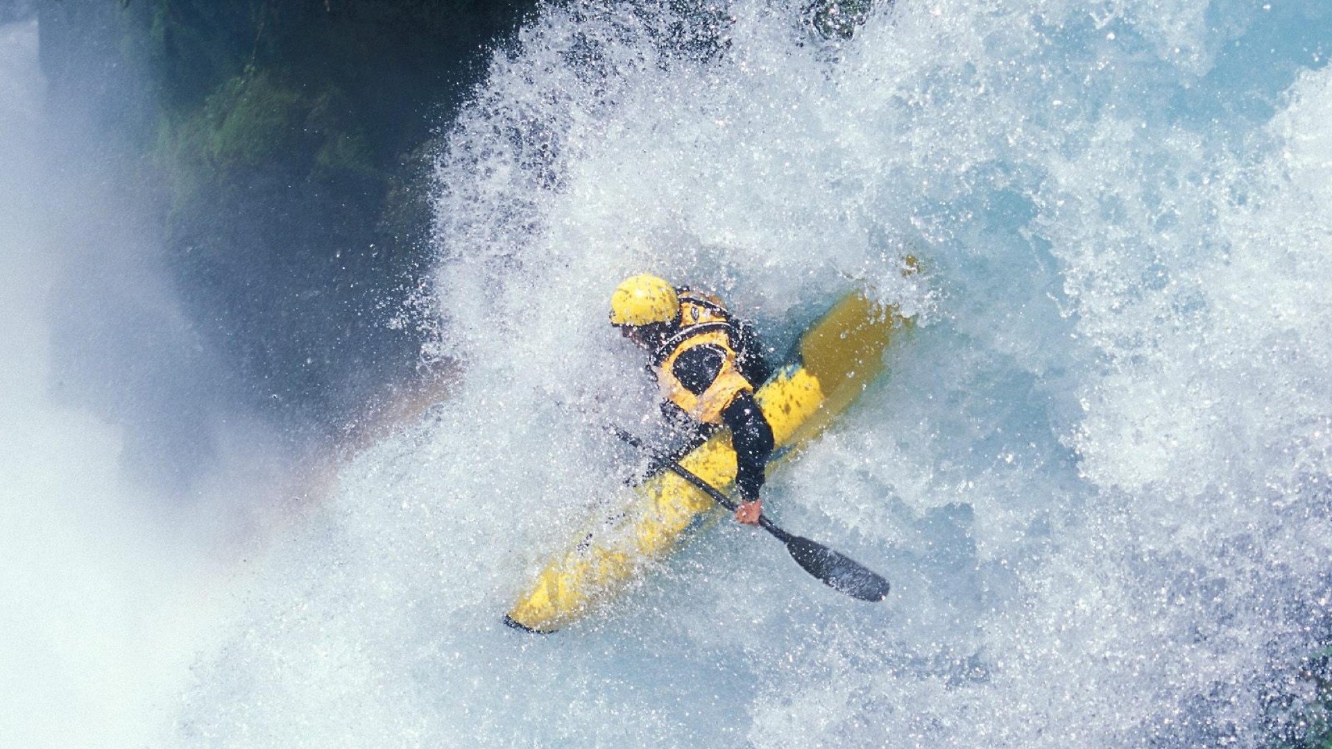 卡马文加爆发撕裂防线，巴萨战术铁笼窒息波兰天才
