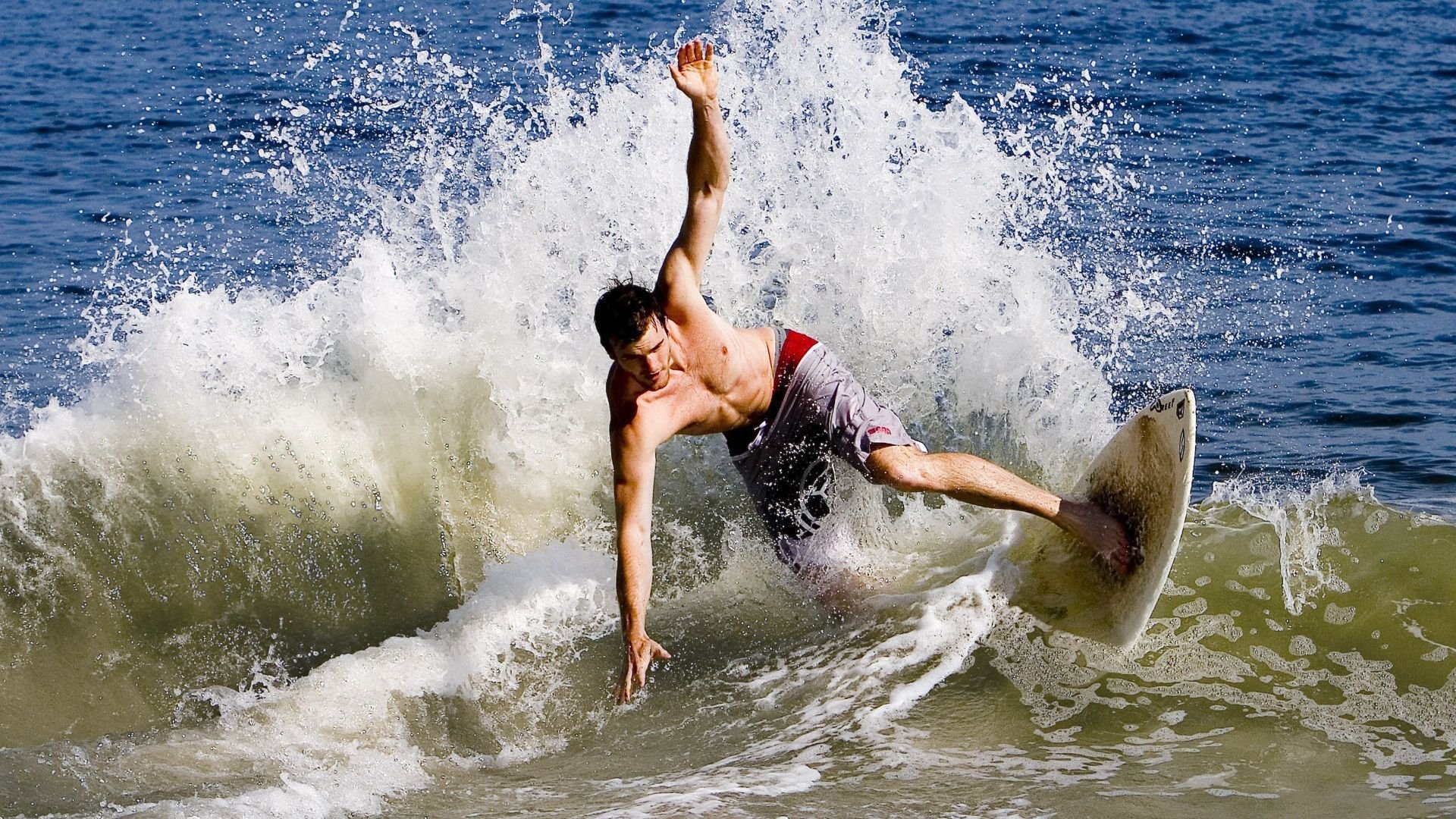 爱游戏大厅-世界排名争夺战焦点战，雷霆收割篮网，青春风暴席卷联盟